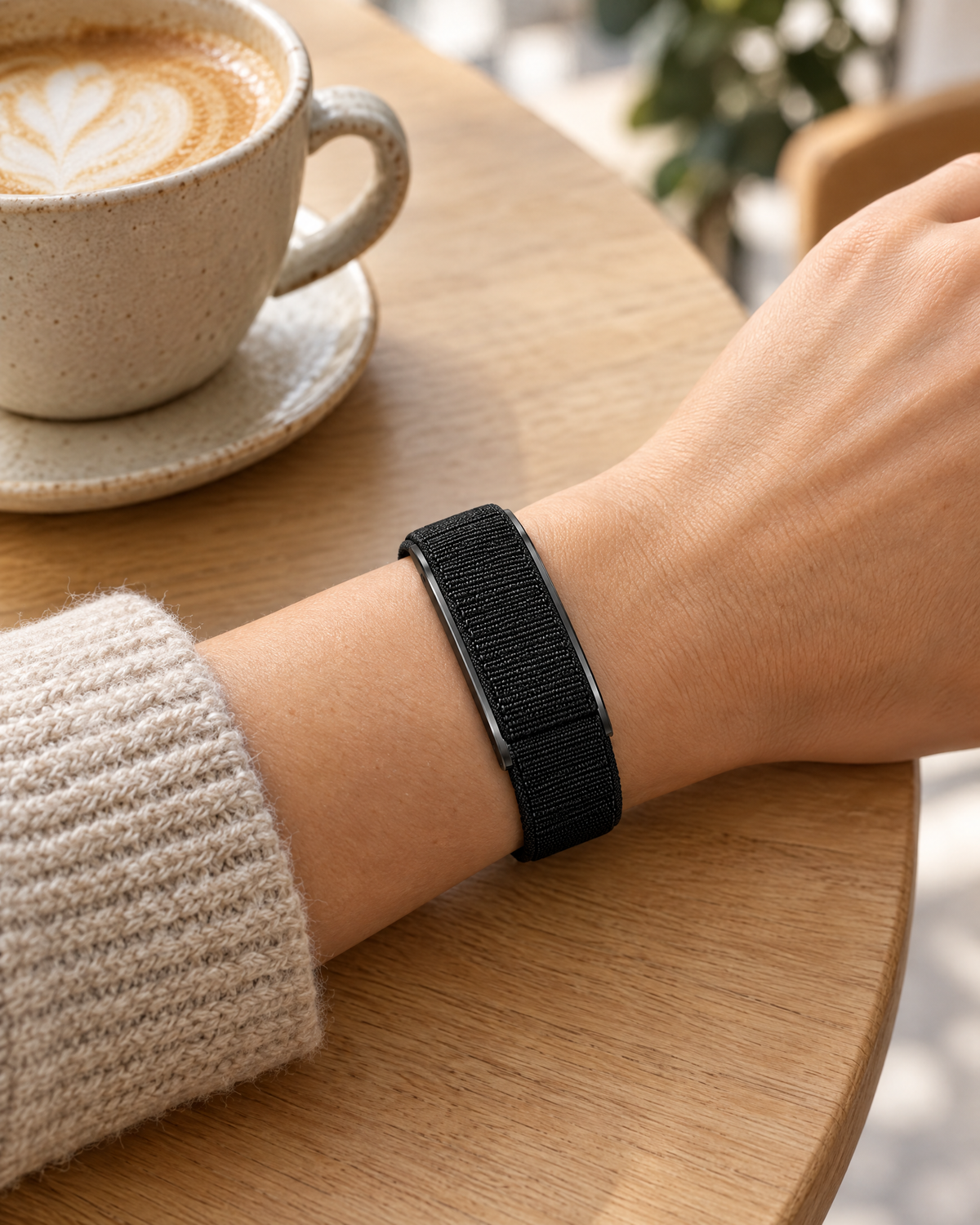 Bracelet PracticTech porté au poignet à la terrasse d’un café