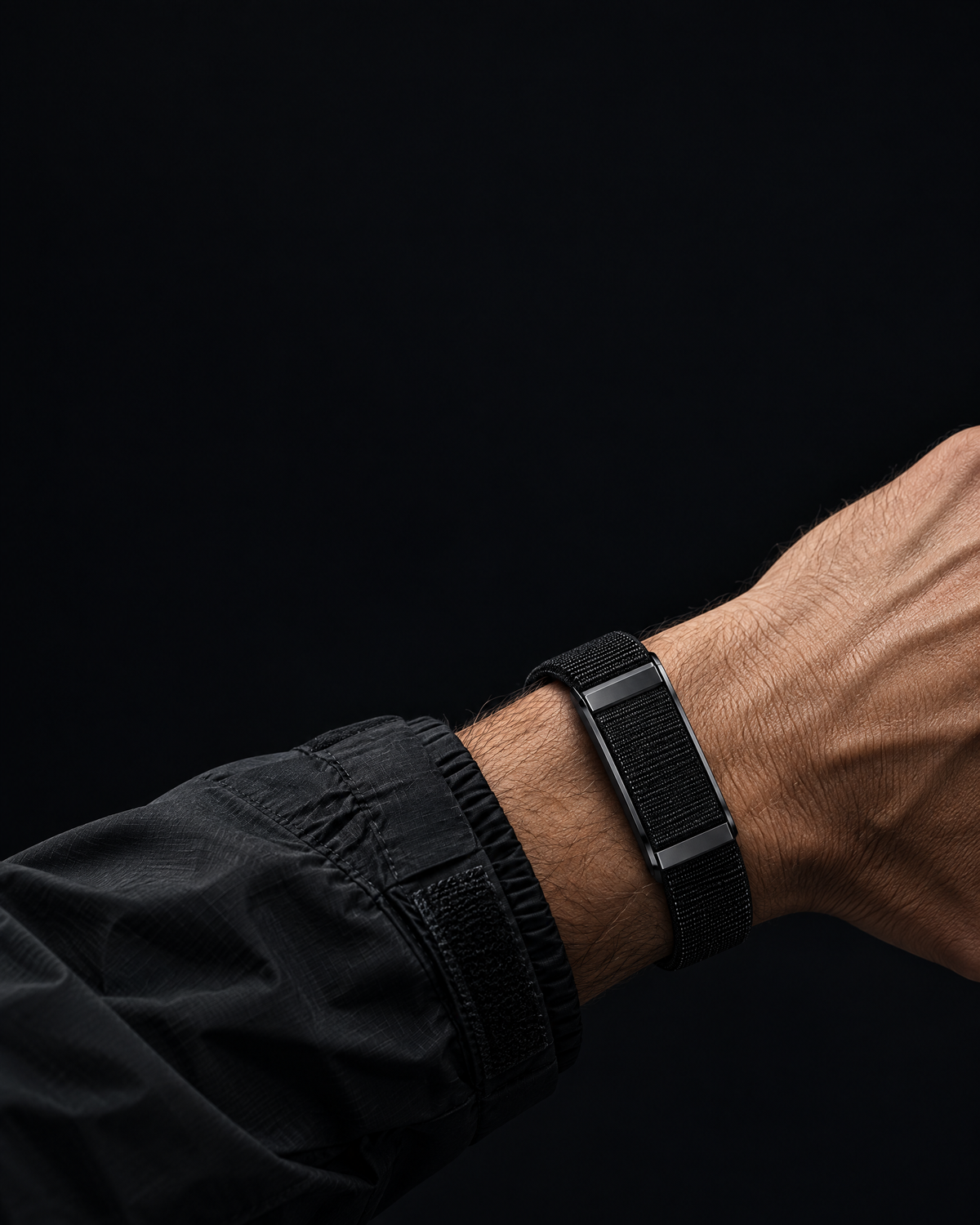 Poignet portant le bracelet PracticTech sur fond sombre