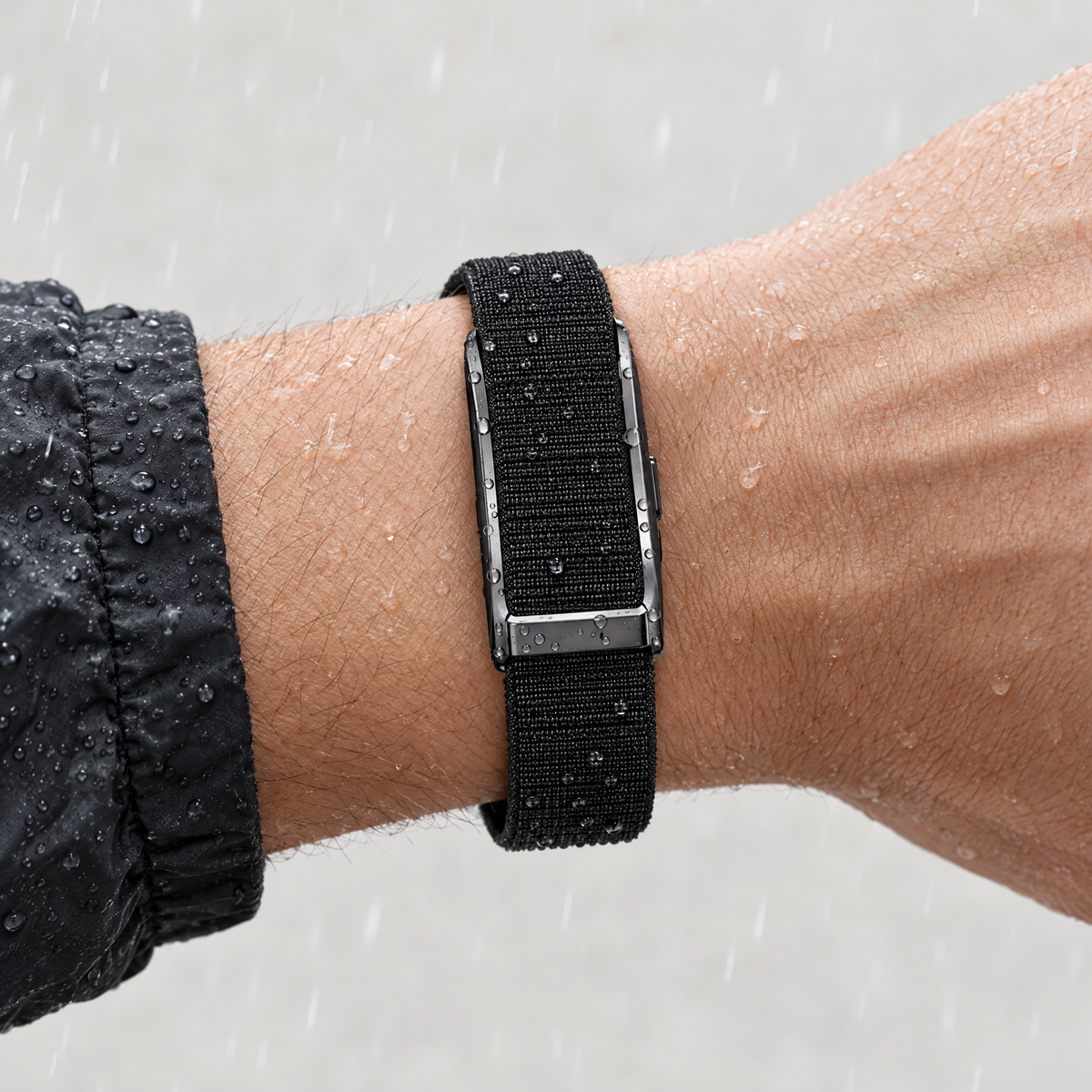 Bracelet PracticTech au poignet sous la pluie